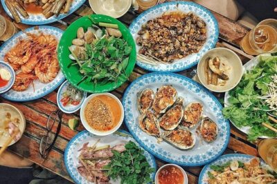 Da Nang By Night: Seafood dinner, night market and cruise trip - The “Da Nang icons” route: Han Bridge, Love Bridge, APEC Park, DHC Marina