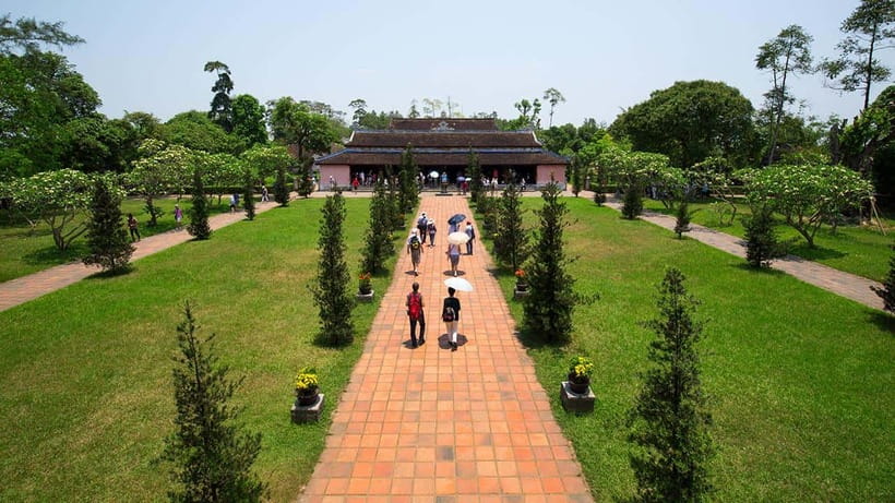 Da Nang: Imperial Hue And Scenic Hai Van Pass Discovery Tour - Lunch at Y Thao Garden: fuel up before the pagoda and tomb