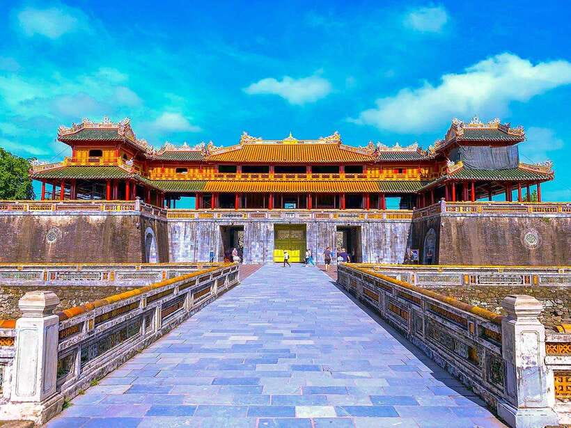 Da Nang: Imperial Hue And Scenic Hai Van Pass Discovery Tour - Khai Dinh Royal Tomb: feng shui and dramatic architecture in one walk
