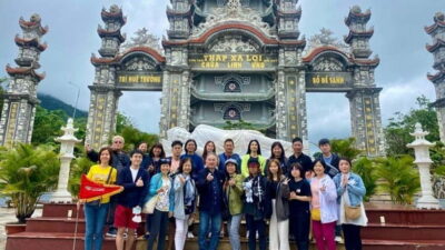 DaNang/HA: Lady Buddha, Marble Mountain & Am Phu Caves Tour - Linh Ung Pagoda and the Lady Buddha: where your photos start to make sense