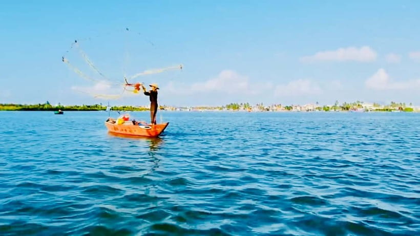 From Da Nang: Hoi An Old Town Tour, Night Market & Boat Ride - Dinner and the lantern-lit night market: shopping with context