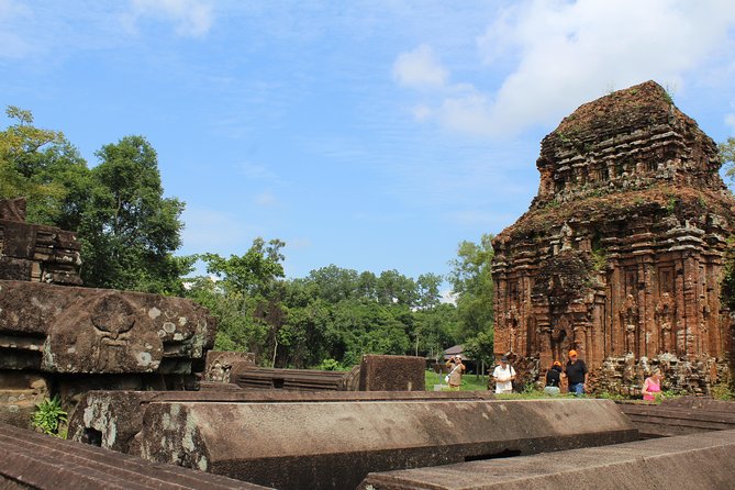 My Son Sanctuary And Hoi An Heritage Full-day Tour - Lunch After My Son: Refueling in Hoi An Without the Time Crunch