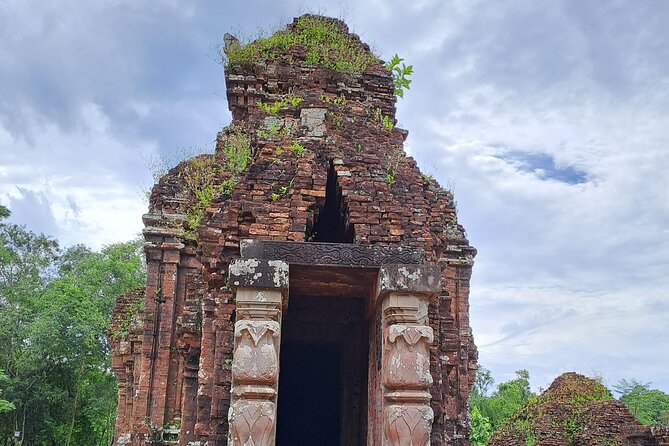 My Son Sanctuary and Marble Mountains from HOI AN OR DA NANG - English-speaking guides: the difference between a visit and a story