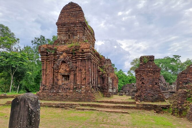 My Son Sanctuary and Marble Mountains from HOI AN OR DA NANG - Lunch on the route: noodles, water, and avoiding the hunger spiral